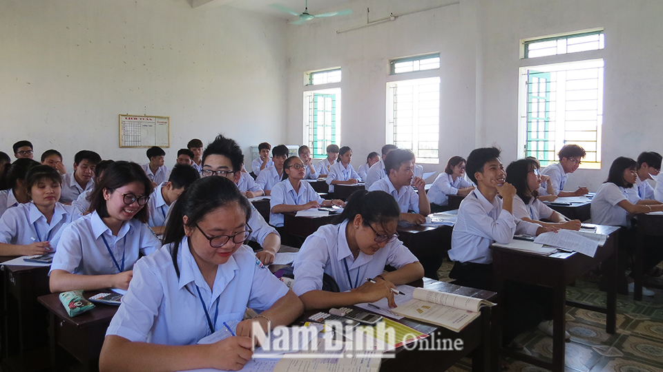 Học sinh lớp 12 Trường Trung học phổ thông Nguyễn Trường Thúy (Xuân Trường) trong giờ lên lớp.