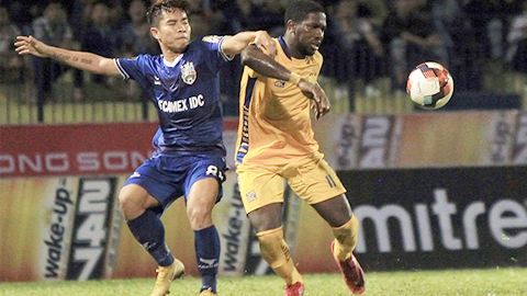Pha tranh bóng giữa cầu thủ hai đội Thanh Hóa và Becamex Bình Dương tại vòng một V.League 1-2019.