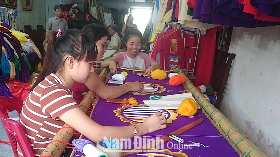 Tranh thêu tay của làng nghề truyền thống Phú Nhai, xóm Bắc, xã Xuân Phương là 1 trong 4 sản phẩm của huyện Xuân Trường tham gia chương trình OCOP giai đoạn 2018-2020.