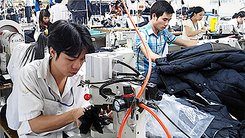 Sản xuất áo xuất khẩu tại Công ty cổ phần Tiên Hưng, huyện Tiên Lữ (Hưng Yên)