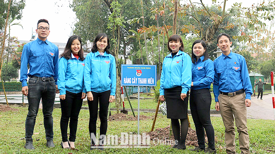 Đoàn viên, Thanh niên Thành phố Nam Định cắm biển “Hàng cây thanh niên” tại công viên Vị Xuyên (Thành phố Nam Định).