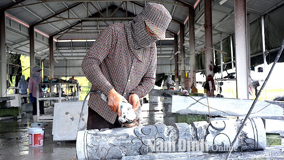 Được Quỹ tín dụng nhân dân Nghĩa Thắng (Nghĩa Hưng) cho vay 300 triệu đồng, gia đình anh Nguyễn Văn Thanh ở xóm 8 đã đầu tư phát triển nghề chế tác đá mỹ nghệ, tạo việc làm và thu nhập ổn định cho gia đình và người lao động ở địa phương.