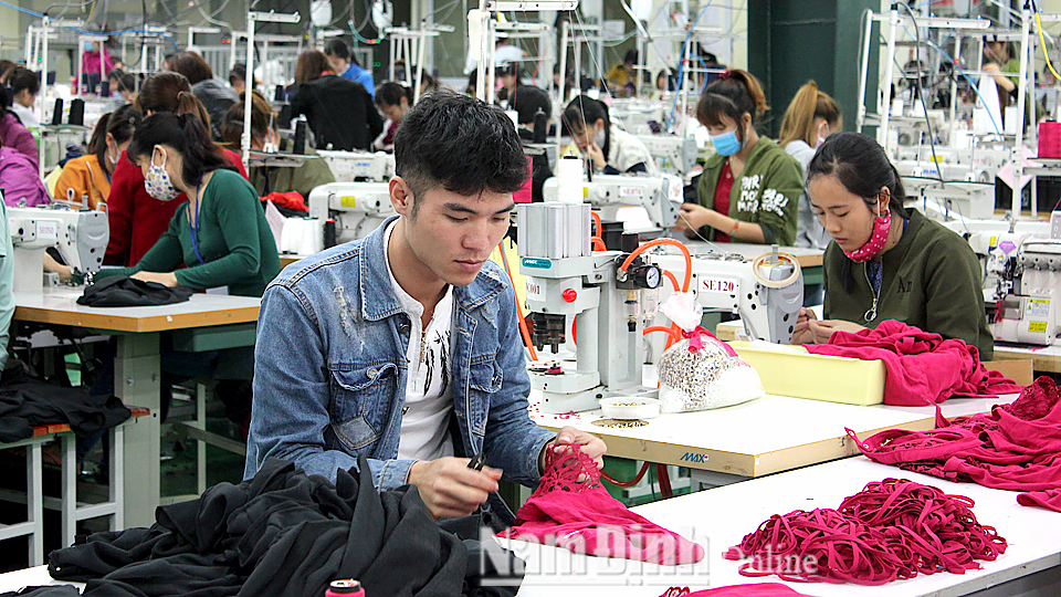 Gia công sản phẩm trang phục xuất khẩu tại Công ty trách nhiệm hữu hạn KIARA Việt Nam, Thị trấn Cát Thành.