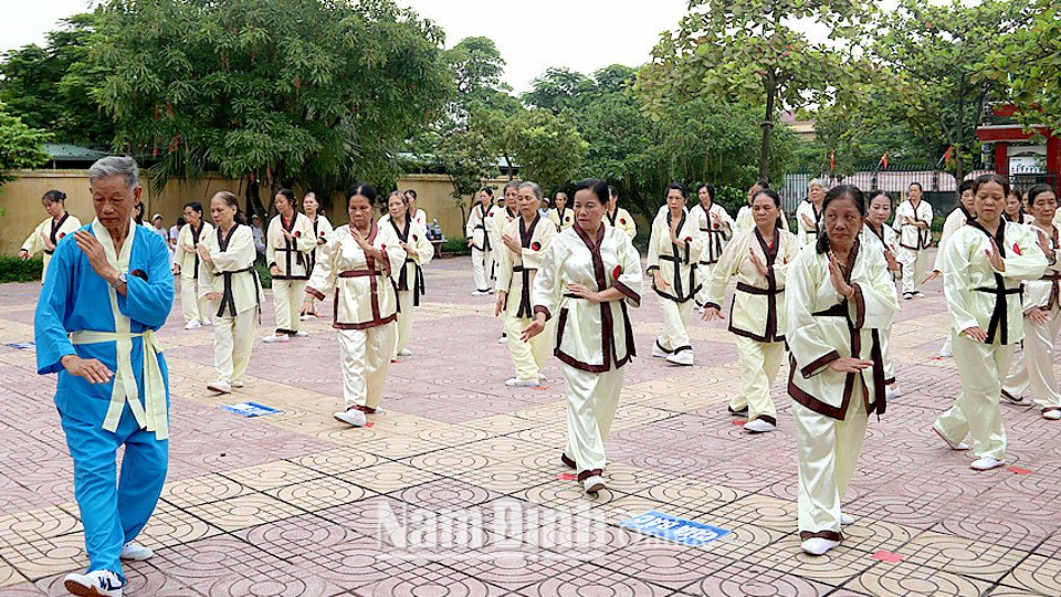 Người cao tuổi Thành phố Nam Định tập luyện Thái cực trường sinh đạo.