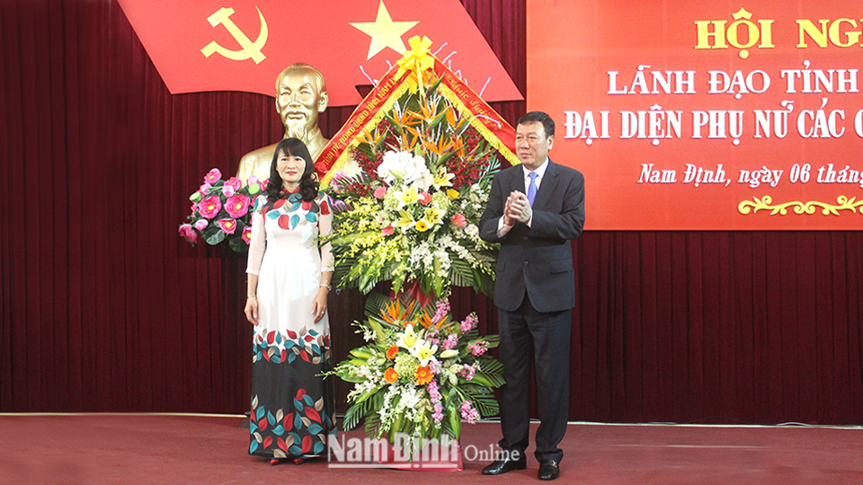 Đồng chí Đoàn Hồng Phong, Ủy viên Ban Chấp hành Trung ương Đảng, Bí thư Tỉnh ủy, Trưởng đoàn Đoàn đại biểu Quốc hội của tỉnh tặng toàn thể cán bộ, hội viên phụ nữ lẵng hoa tươi thắm.