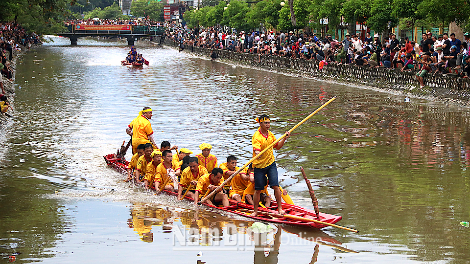 Đông đảo du khách đến xem, cổ vũ môn bơi chải trong Lễ hội Chùa Cổ Lễ (Trực Ninh).