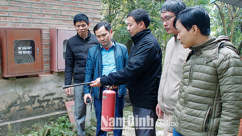 Đội phòng cháy, chữa cháy ở di tích Đền Trần, phường Lộc Vượng (Thành phố Nam Định) thường xuyên kiểm tra các trang thiết bị phòng cháy, chữa cháy tại di tích.