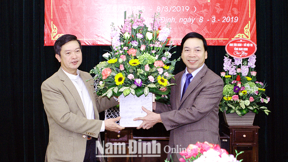 Đồng chí Trần Văn Chung, Phó Bí thư Thường trực Tỉnh ủy, Chủ tịch HĐND tỉnh tặng hoa chúc mừng Ủy ban Đoàn kết Công giáo tỉnh. 