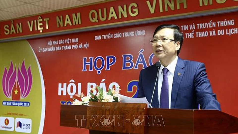 Phó Chủ tịch thường trực Hội Nhà báo Việt Nam Hồ Quang Lợi phát biểu  tại buổi họp báo ngày 7/3 tại Hà Nội