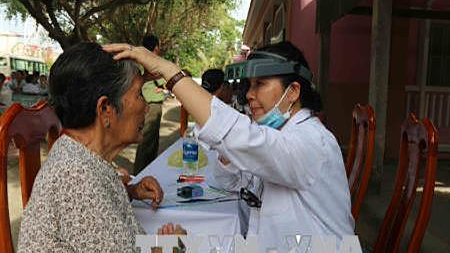 Sở Y tế tỉnh Trà Vinh, Phòng khám Đa khoa Thiên Ân khám mắt miễn phí cho người dân xã Hiệp Mỹ Tây, huyện Cầu Ngang.
