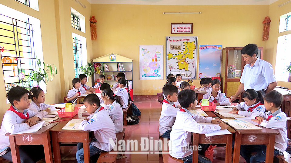 Thầy và trò Trường Tiểu học Trực Hưng (Trực Ninh) trong một giờ học theo phương pháp mới.