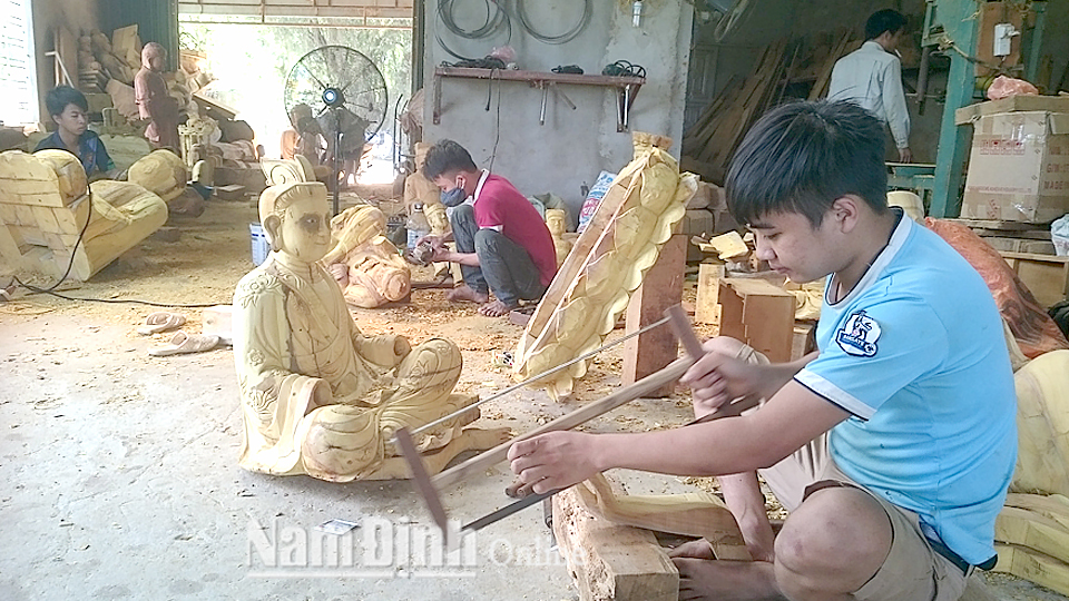 Chế tác tượng gỗ tại cơ sở sản xuất của anh Vũ Văn Hoàn, xã Yên Dương.
