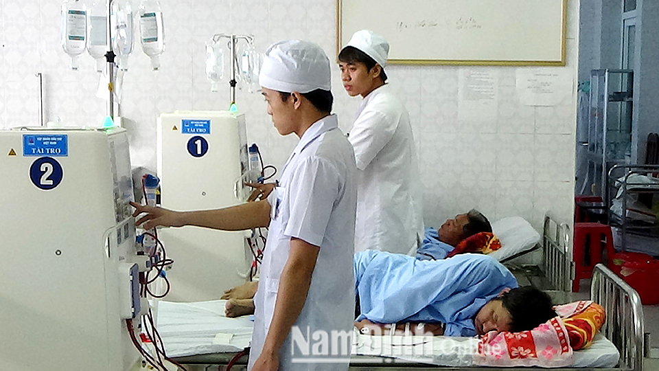 Chạy thận nhân tạo tại Trung tâm Y tế huyện Mỹ Lộc.