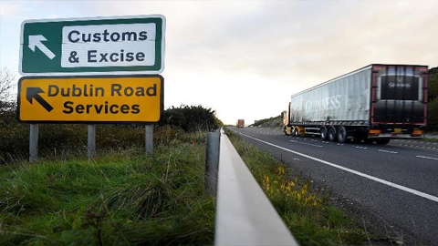 Xe tải lưu thông trên tuyến đường tại Kileen, Bắc Ireland, giáp CH Ireland. (Ảnh: Reuters)