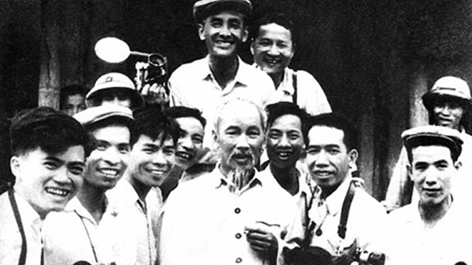 Chủ tịch Hồ Chí Minh với các nghệ sĩ nhiếp ảnh. Nguồn: bqllang.gov.vn