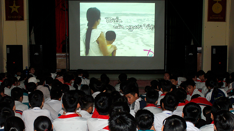 Một buổi chiếu phim tài liệu cho học sinh ở Thành phố Nam Định. Ảnh: Viết Dư
