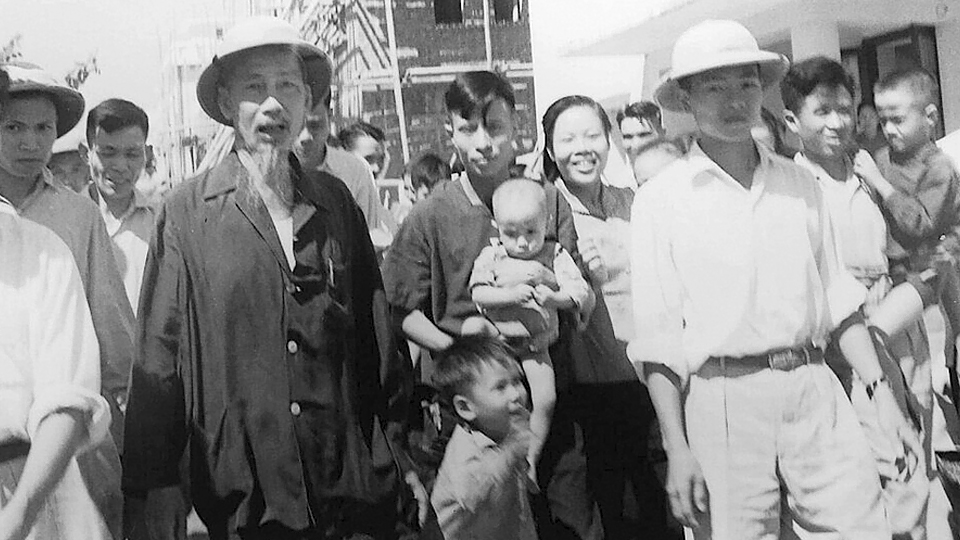 Chủ tịch Hồ Chí Minh thăm công nhân Nhà máy Dệt Nam Định trong lần thứ 4 về thăm tỉnh (3-1959). Ảnh: Tư liệu