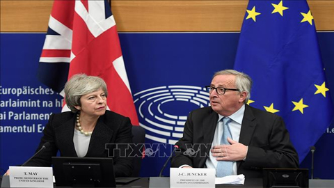Chủ tịch Ủy ban châu Âu Jean-Claude Juncker (phải) trong cuộc gặp Thủ tướng Anh Theresa May trong cuộc họp báo tại Strasbourg, Pháp ngày 11/3/2019. Ảnh: AFP/TTXVN