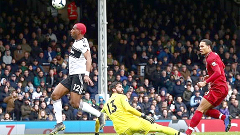 Ryan Babel tận dụng sai lầm của hàng thủ áo đỏ để gỡ hòa 1-1 cho Fulham với bàn thắng dễ dàng vào lưới trống. 