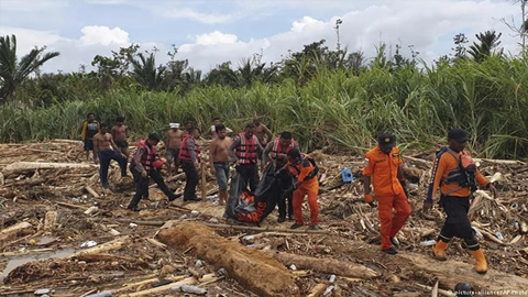 Lực lượng cứu hộ Indonesia tìm kiếm nạn nhân vụ lũ quét. Ảnh AP