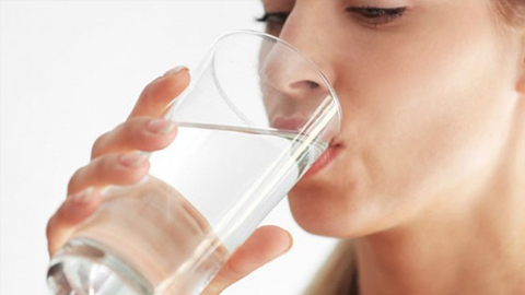Uống nước vừa đủ là cách tốt nhất ngừa sỏi thận
