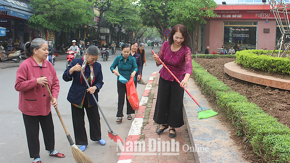 Hội viên Chi Hội Phụ nữ Hưng Yên (Thành phố Nam Định) tham gia dọn vệ sinh đường phố.