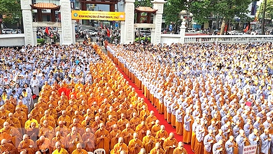  Đông đảo tăng ni, phật tử của thành phố Hà Nội tham dự Đại lễ Phật đản Phật lịch 2562. Ảnh minh họa: TTXVN.