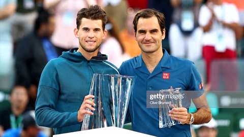 Dominic Thiem và Roger Federer trên bục nhận giải. 