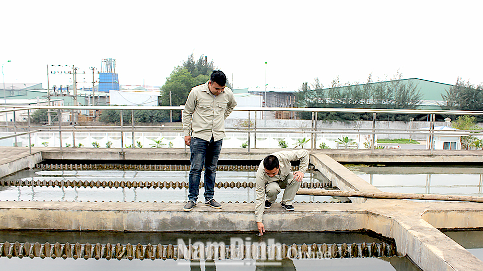 Công nhân Nhà máy nước Khu công nghiệp Bảo Minh kiểm tra chất lượng nước trước khi cấp cho người sử dụng.