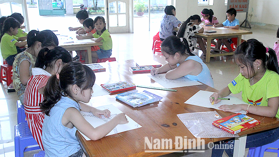 Thiếu niên, nhi đồng tham gia học vẽ tại Trung tâm Văn hóa - Thể thao Thanh thiếu niên tỉnh.