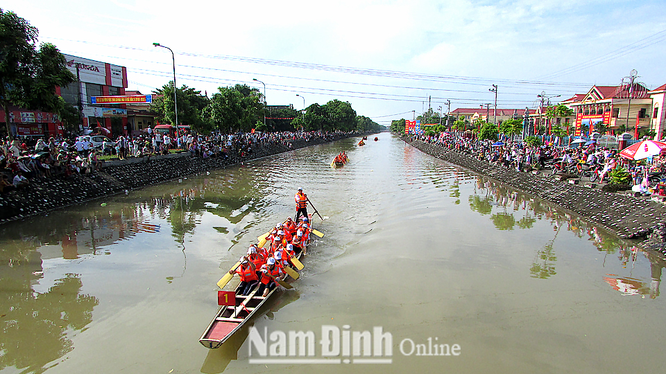 Bơi chải trong Ngày hội văn hoá - thể thao huyện Nghĩa Hưng.