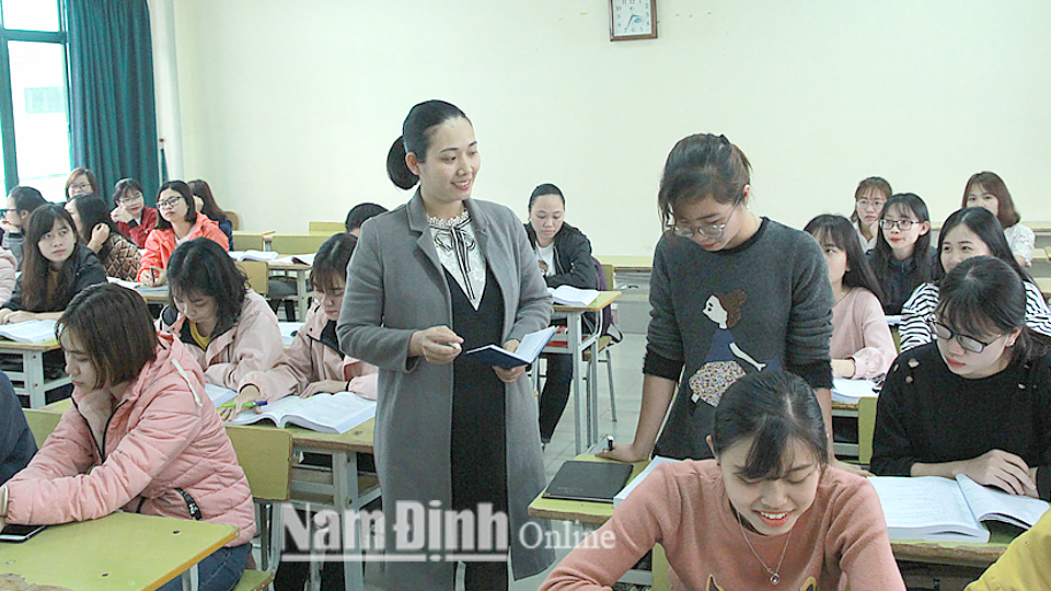 Giảng viên Nguyễn Thị Thu Hường, Trường Đại học Điều dưỡng Nam Định trong một giờ giảng.