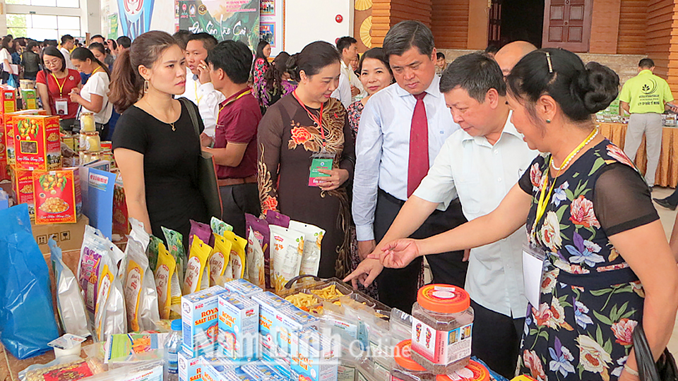 Gian hàng giới thiệu sản phẩm của các doanh nghiệp trong tỉnh tham gia hội nghị kết nối xuất nhập khẩu nông sản, trái cây, thuỷ hải sản năm 2018 tại Lào Cai. Ảnh: Do cơ sở cung cấp