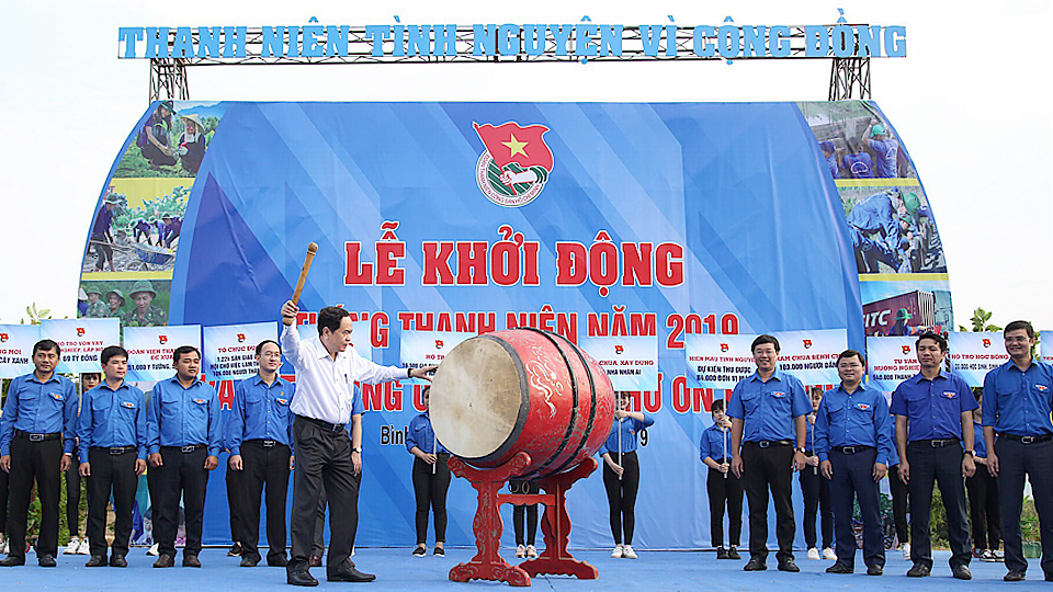 Đồng chí Trần Thanh Mẫn, Bí thư Trung ương Đảng, Chủ tịch Ủy ban Trung ương Mặt trận Tổ quốc Việt Nam đánh trống khởi động Tháng Thanh niên năm 2019.