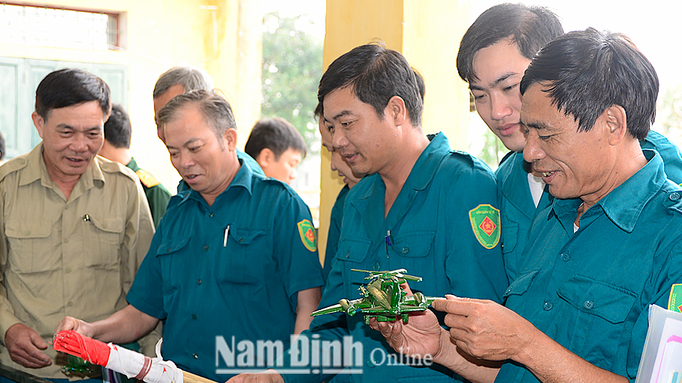 Dân quân tự vệ huyện Hải Hậu tham quan mô hình học cụ phục vụ huấn luyện, sẵn sàng chiến đấu.
