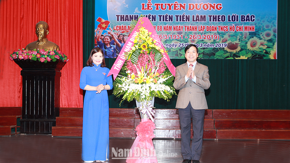 Đồng chí Trần Văn Chung, Phó Bí thư Thường trực Tỉnh ủy, Chủ tịch HĐND tỉnh tặng lẵng hoa tươi thắm chúc mừng Đoàn thanh niên tỉnh.