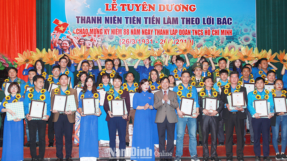 Đồng chí Trần Văn Chung, Phó Bí thư Thường trực Tỉnh ủy, Chủ tịch HĐND tỉnh trao thưởng cho các tập thể, cá nhân tiên tiến làm theo lời Bác.