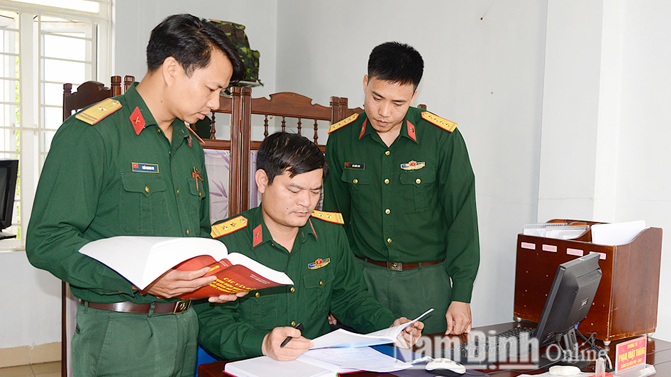 Cán bộ Ban Chỉ huy Quân sự huyện Mỹ Lộc rà soát danh sách đối tượng được thụ hưởng các chính sách hậu phương quân đội.