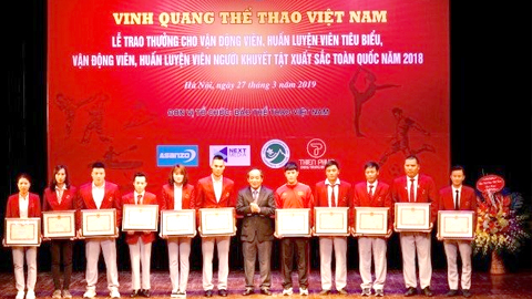 Thứ trưởng Văn hóa - Thể thao và Du lịch Lê Khánh Hải trao thưởng cho VĐV, HLV tiêu biểu toàn quốc 2018.