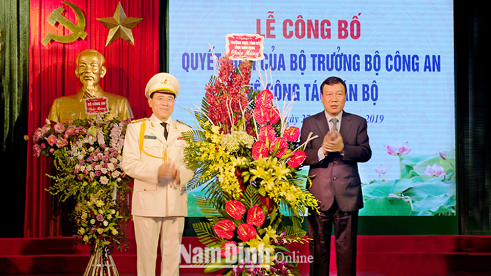 Đồng chí Đoàn Hồng Phong, Ủy viên Ban Chấp hành Trung ương Đảng, Bí thư Tỉnh ủy, Trưởng đoàn Đoàn đại biểu Quốc hội của tỉnh tặng hoa chúc mừng tân Giám đốc Công an tỉnh.
