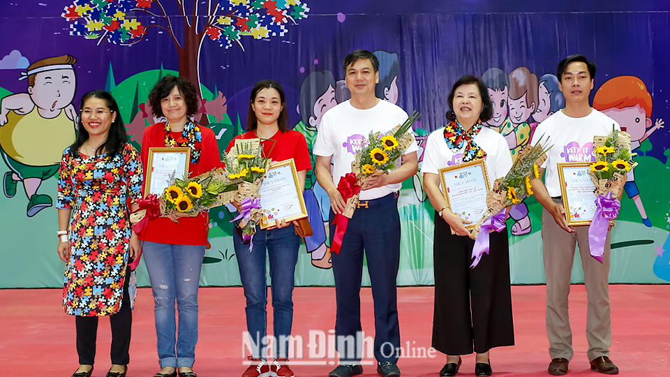 Đồng chí Trần Lê Đoài, Tỉnh ủy viên, Phó Chủ tịch UBND tỉnh chụp ảnh lưu niệm cùng Ban tổ chức và các nhà tài trợ sự kiện.