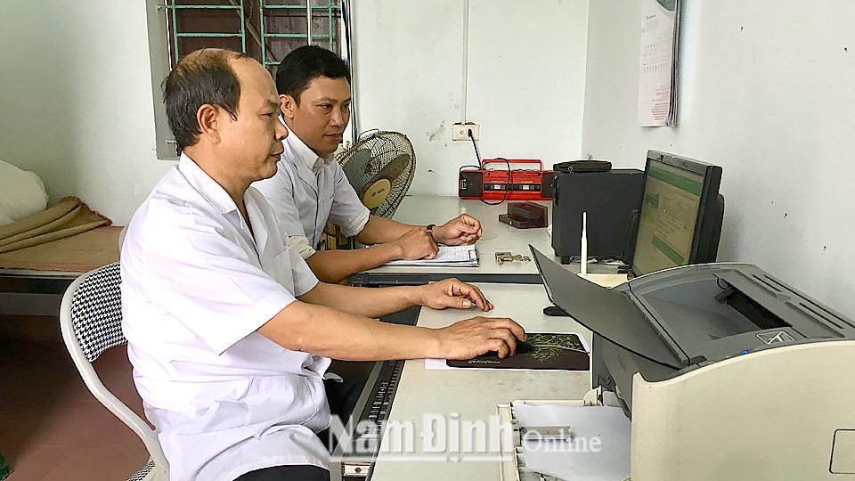 Cán bộ Trạm Y tế xã Yên Lương (Ý Yên) rà soát danh sách bệnh nhân đến khám, chữa bệnh tại trạm qua phần mềm y tế cơ sở.