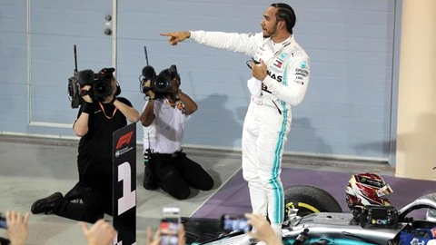 Tận dụng trục trặc của Leclerc, Hamilton vươn lên dẫn đầu chặng Bahrain Grand Prix. (Ảnh: Reuters)