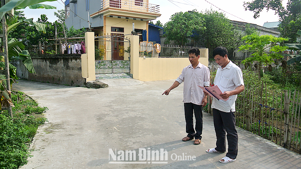 Ban giám sát ĐTCĐ kiểm tra chất lượng thi công đường dong ngõ tại xóm 5, xã Mỹ Thành (Mỹ Lộc).