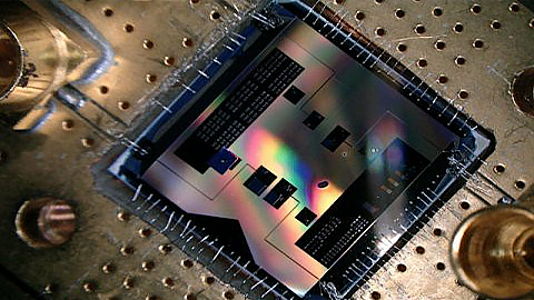 Chip lượng tử (kích thước 1 x 1cm) được các nhà nghiên cứu của Đại học công nghệ Delft tạo ra để lắng nghe tín hiệu vô tuyến nhỏ nhất có thể được nhờ vào cơ học lượng tử - Ảnh Đại học Delft cung cấp