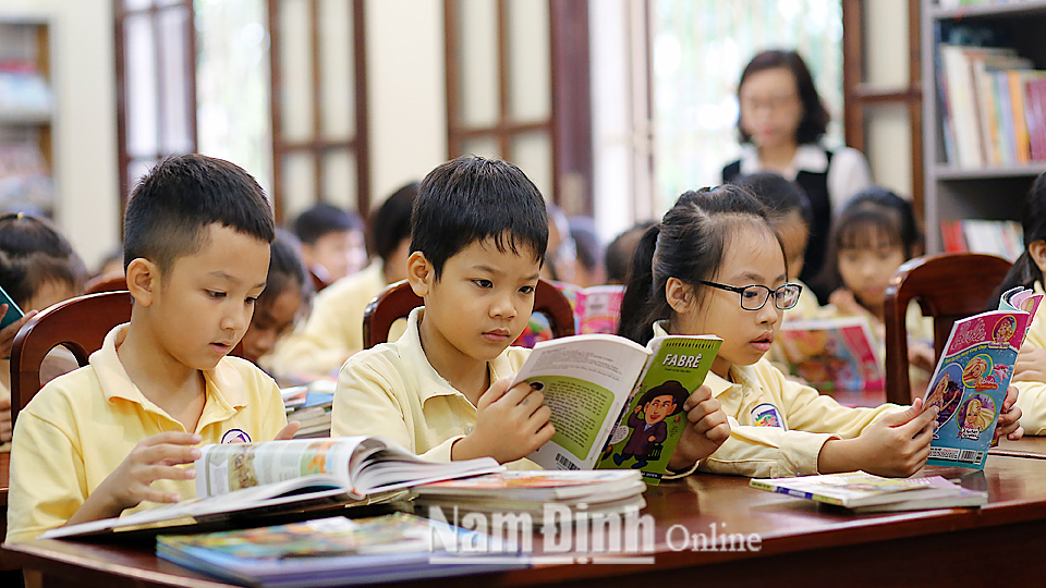 Học sinh lớp 3A Trường Tiểu học Phạm Hồng Thái học ngoại khóa tại Phòng đọc thiếu nhi, Thư viện tỉnh.