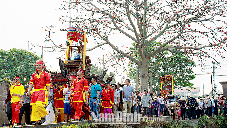 Đoàn rước kiệu trong lễ hội làng Hạ Kỳ, xã Nghĩa Thịnh (Nghĩa Hưng).