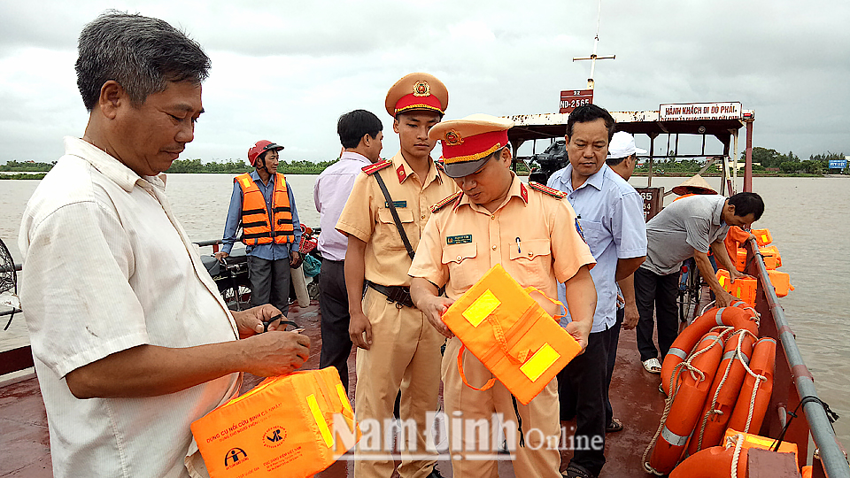 Lực lượng Cảnh sát giao thông (Công an tỉnh) phối hợp với Ban An toàn giao thông huyện Hải Hậu hướng dẫn chủ bến đò Cau xã Hải An yêu cầu người đi đò sử dụng áo phao, dụng cụ nổi.