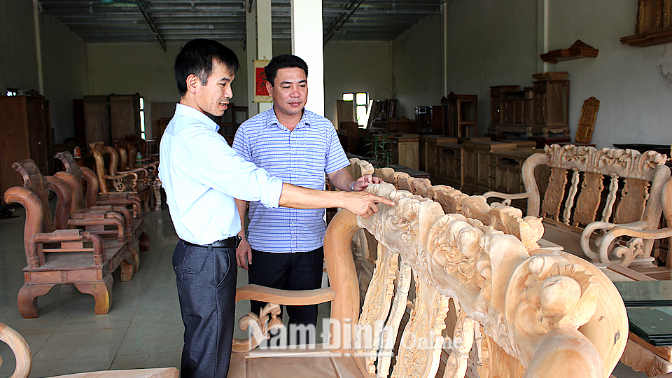 Sản xuất sản phẩm mộc mỹ nghệ tại cơ sở của anh Lưu Văn Hoan, phố Mới, xã Nghĩa Lạc.