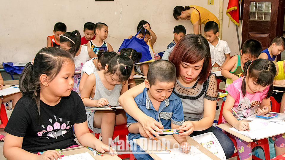 Lớp học vẽ ở Nhà Văn hóa Thiếu nhi Thành phố Nam Định.